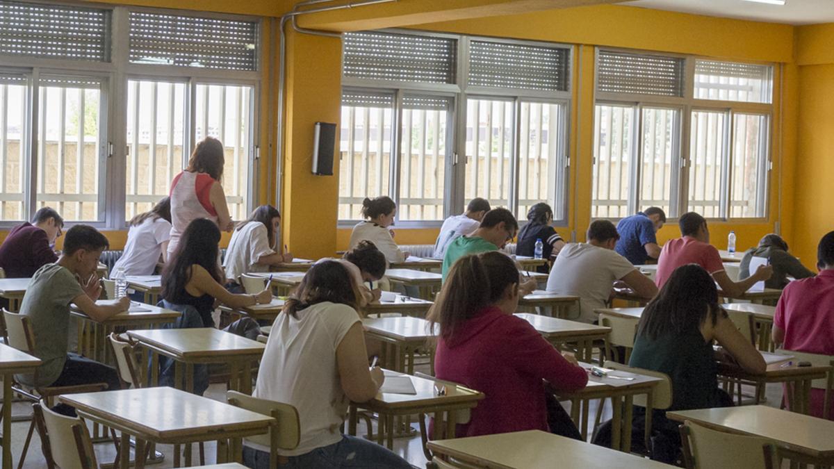 Alumnos realizando las pruebas de la EBAU en el IES León Felipe en una pasada convocatoria.