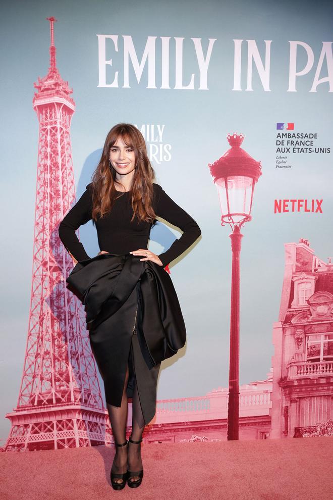 Lilly Collins estrena flequillo al más puro estilo 'Emily in Paris' y nosotras lo queremos para el 2022