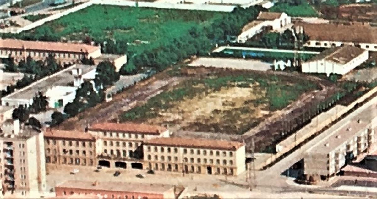 Antiguas viviendas militares y los restos de una pista de atletismo. La pista ahora forma parte del patio del Colegio Sector Aéreo.