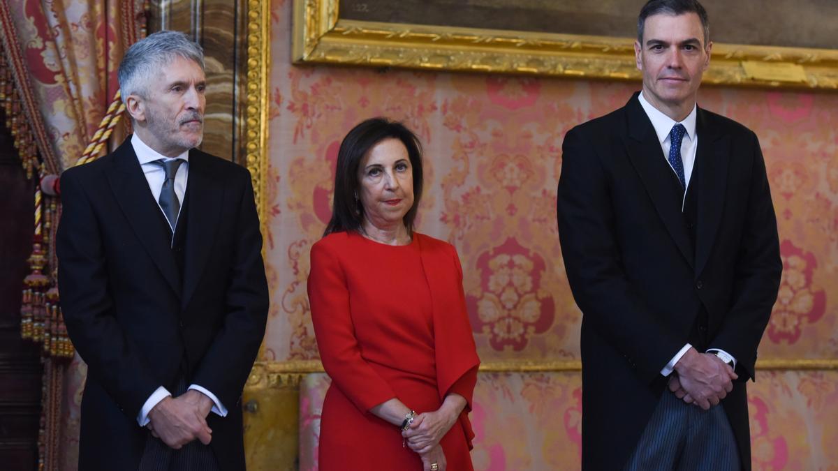 (I-D) El ministro de Interior, Fernando Grande-Marlaska, la ministra de Defensa, Margarita Robles y el presidente del Gobierno, Pedro Sánchez, durante la celebración de la Pascua Militar en el Palacio Real, en el Palacio Rea, a 6 de enero de 202