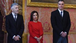 El ministro de Interior, Fernando Grande-Marlaska, la ministra de Defensa, Margarita Robles y el presidente del Gobierno, Pedro Sánchez, durante la celebración de la Pascua Militar en el Palacio Real.