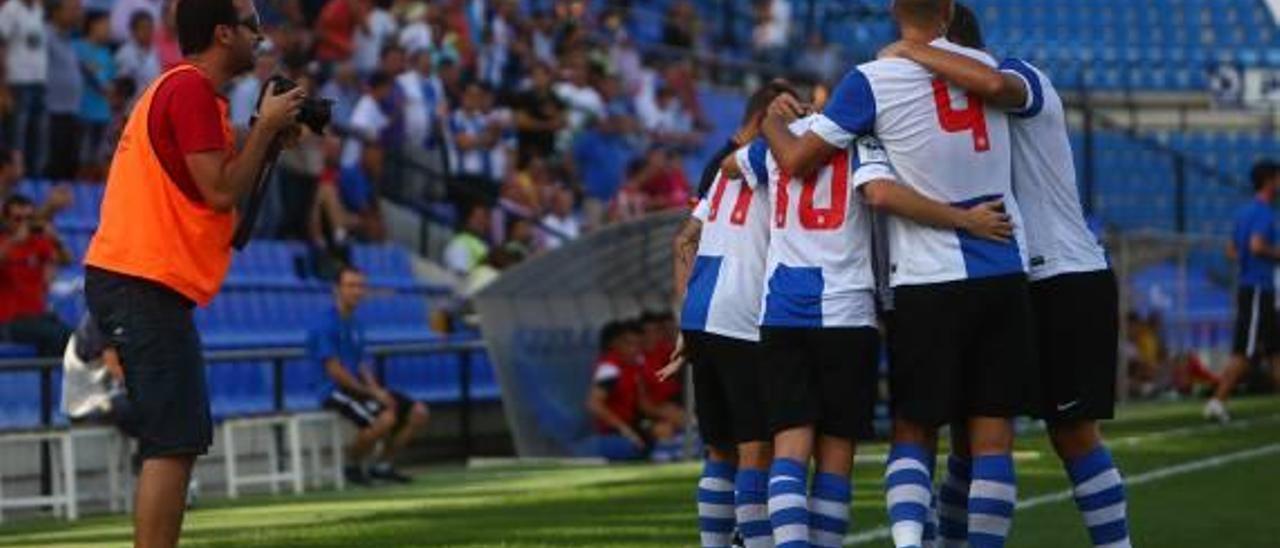 Los jugadores del Hércules quieren volver a celebrar hoy un gol en el Rico Pérez en su partido contra el Valencia Mestalla.