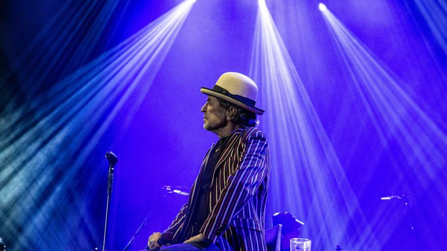 Joaquín Sabina recita un poema con sabor alicantino en la Plaza de Toros de Alicante