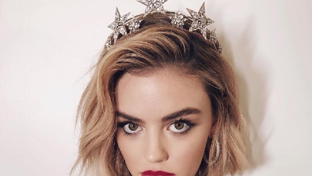 El peinado con corona de estrellas de Lucy Hale en Nochevieja