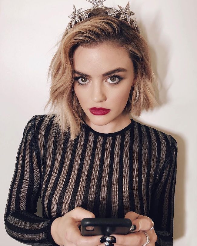 El peinado con corona de estrellas de Lucy Hale en Nochevieja