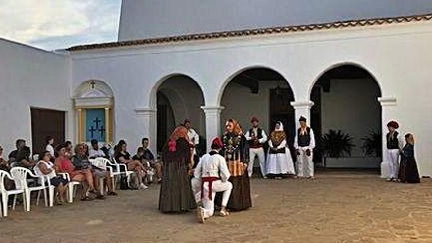 La Colla de Balansat en la actuación de ball pagès del pasado jueves en la zona trasera de la plaza del pueblo de Sant Miquel.