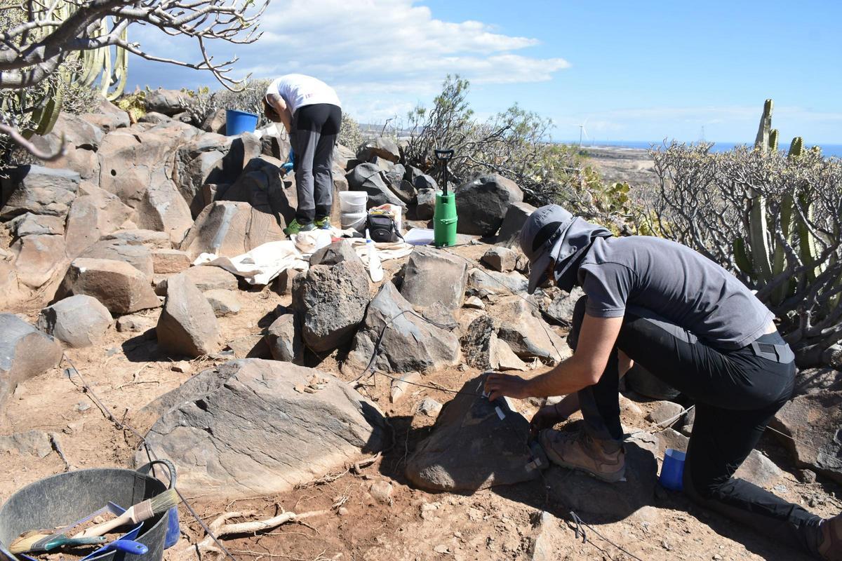 Otros arqueólogos trabajando en el yacimiento de Granadilla de Abona