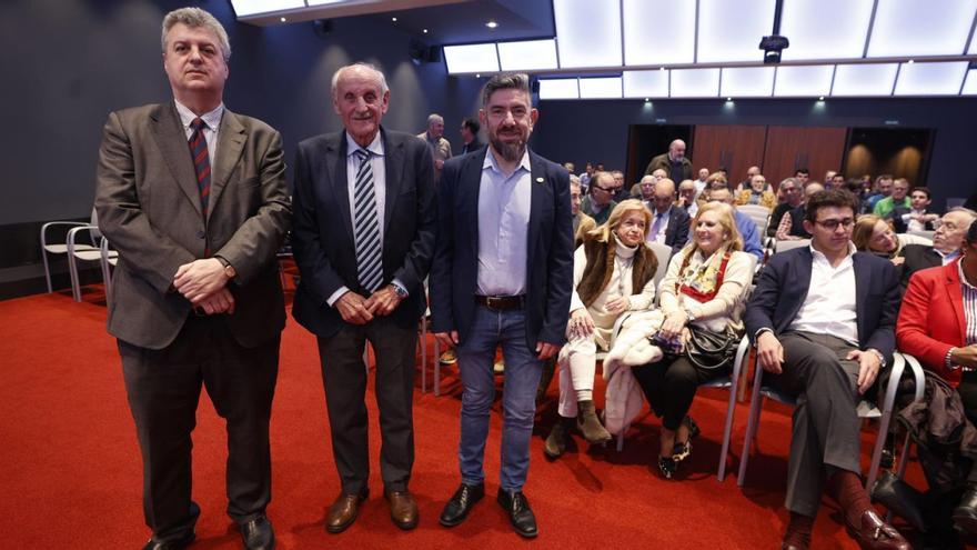 Por la izquierda, Vidal Gago, Isidro Fernández Rozada y Juan Antonio González, antes de la mesa de análisis en el Club LA NUEVA ESPAÑA. | LUISMA MURIAS