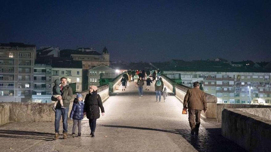 Abrigados para pasar el Puente Romano, anoche,que había amanecido helado. // Enzo Sarmiento