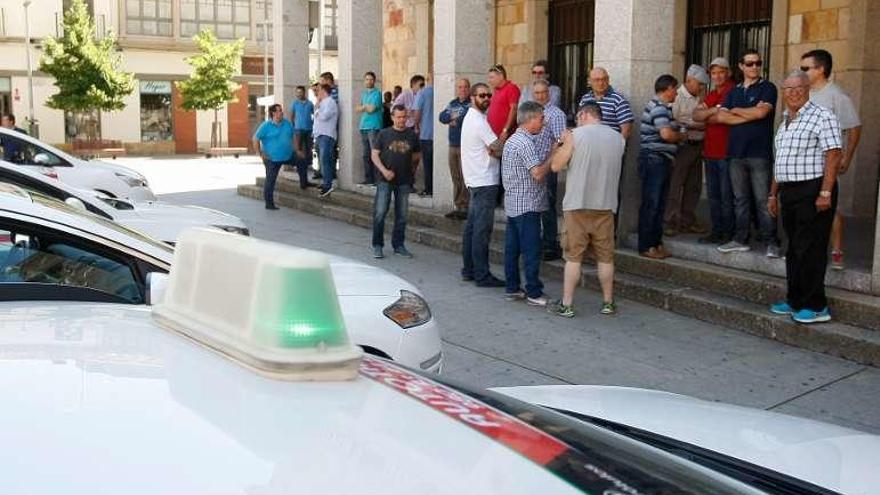 Concentración de taxis y taxistas el pasado martes.