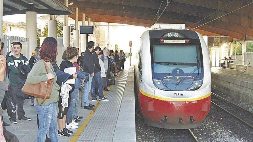 Un grupo de usuarios espera el tren en la estaciÃ³n de Inca.