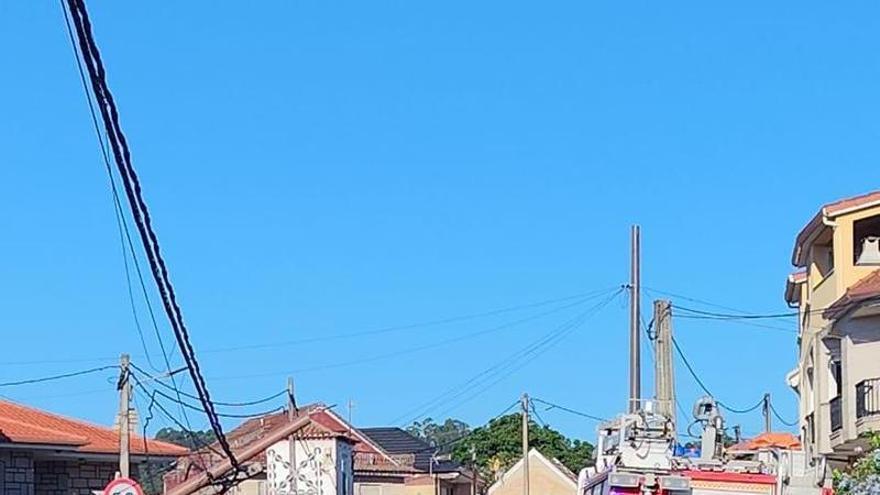 Un conductor resulta ileso tras ser deslumbrado por el sol y chocar contra un poste en la PO-551 en Moaña