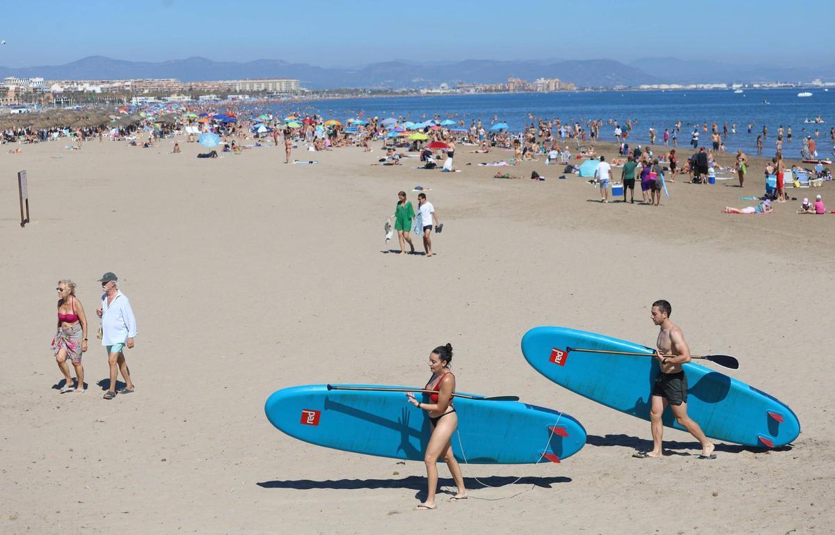 El buen tiempo llena la playa de la Malvarrosa en València El buen tiempo llena la playa de la Malvarrosa en València