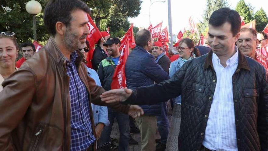 Gonzalo Caballero -drcha.- saluda a Villoslada en una manifestación sindical ayer en Santiago. // X. Álvarez