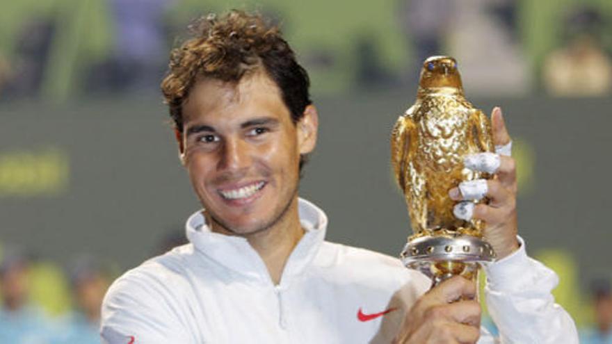 Nadal con el trofeo del torneo de Doha