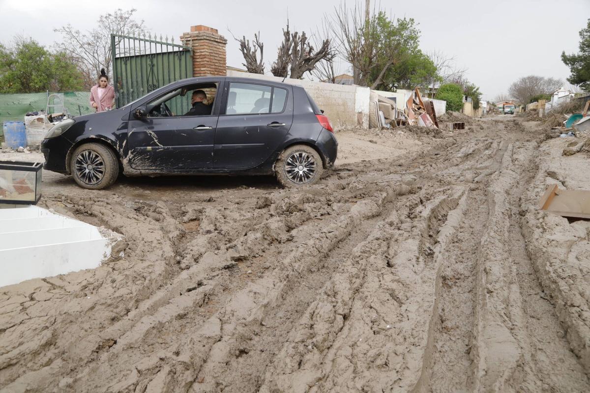 Las calles la Tórtola y la Perdiz siguen con varios centímetros de lodo mientras los vecinos retiran sus enseres Las calles la Tórtola y la Perdiz siguen con varios centímetros de lodo mientras los vecinos retiran sus enseres