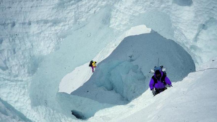 Eloy Sánchez y, al fondo, Ignacio David Fernández, en un muro de hielo cerca de los 7.000 metros en el Cho Oyu.