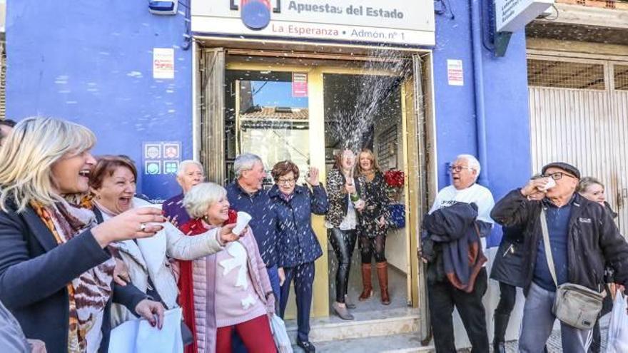 Imagen de la administración de lotería de Catral que ayer repartió parte del tercer premio.