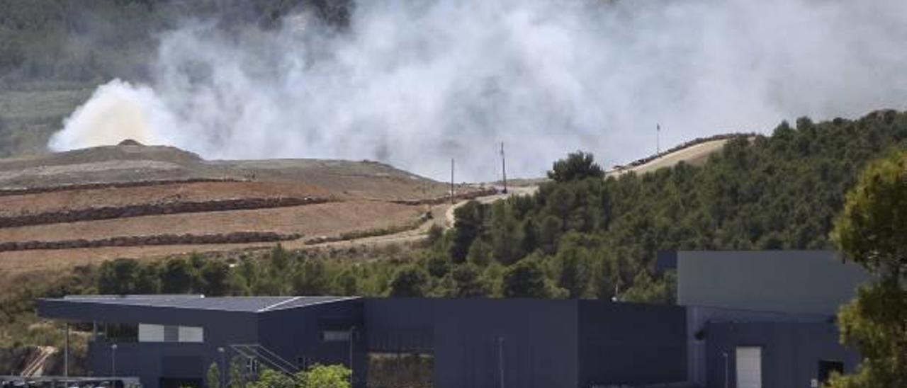 Un vidrio causa un incendio  en la planta de residuos de Algímia