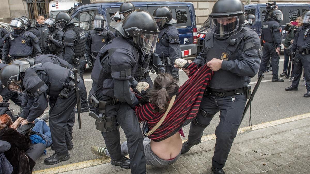 Los Mossos han desalojado a los concentrados ante el TSJC.