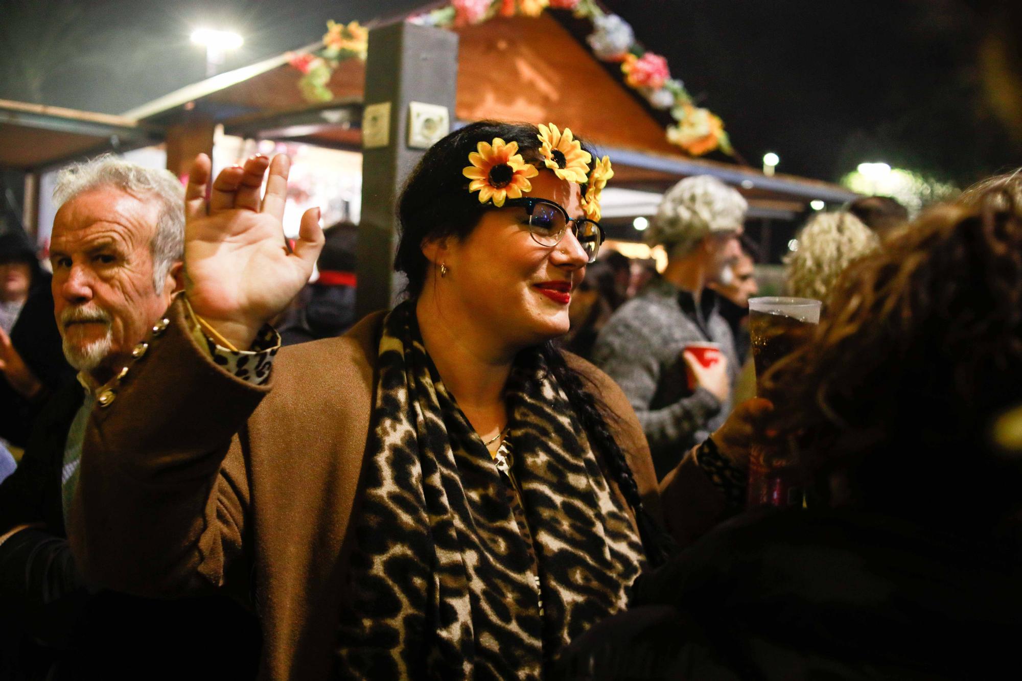 Encuéntrate en nuestra galería de fotos de la fiesta Flower Power de Sant Antoni