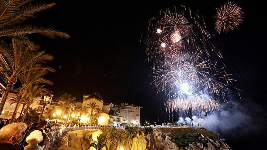 Fuegos artificiales disparados desde el Mirador del Castillo