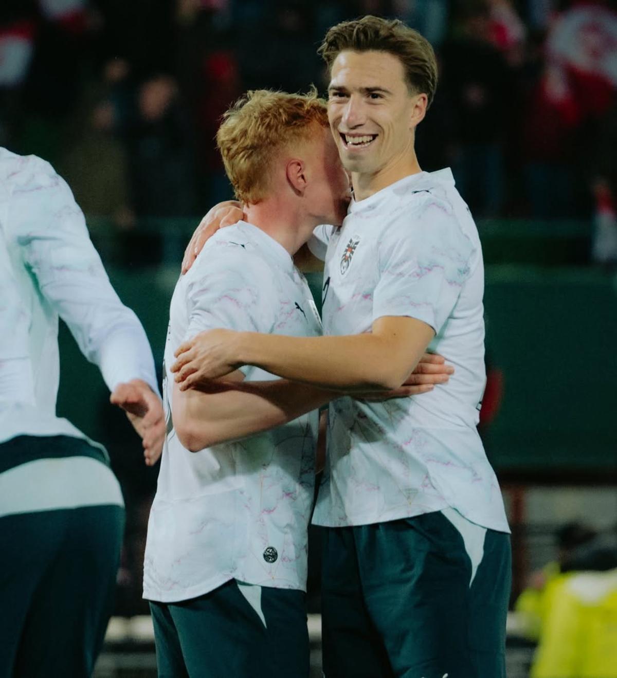 Affrengruber celebra un gol de Austria con un compañera