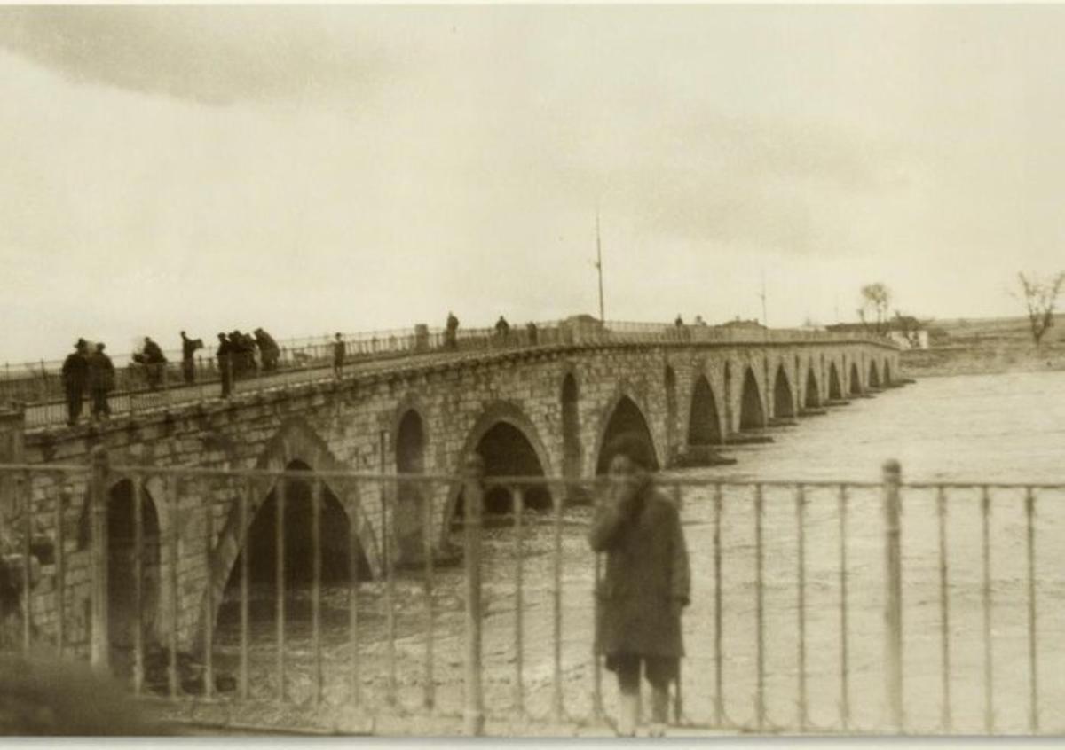 Una niña junto al río Duero en una crecida. | ARCHIVO