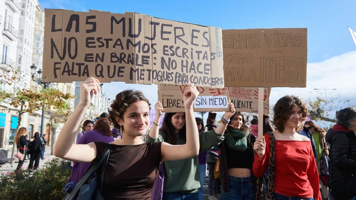 Mujeres durante la manifestación del 25N en Santander.
