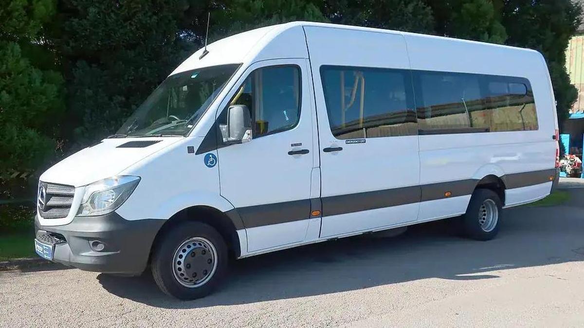 Imatge d'un minibús Mercedes del model Sprinter 519