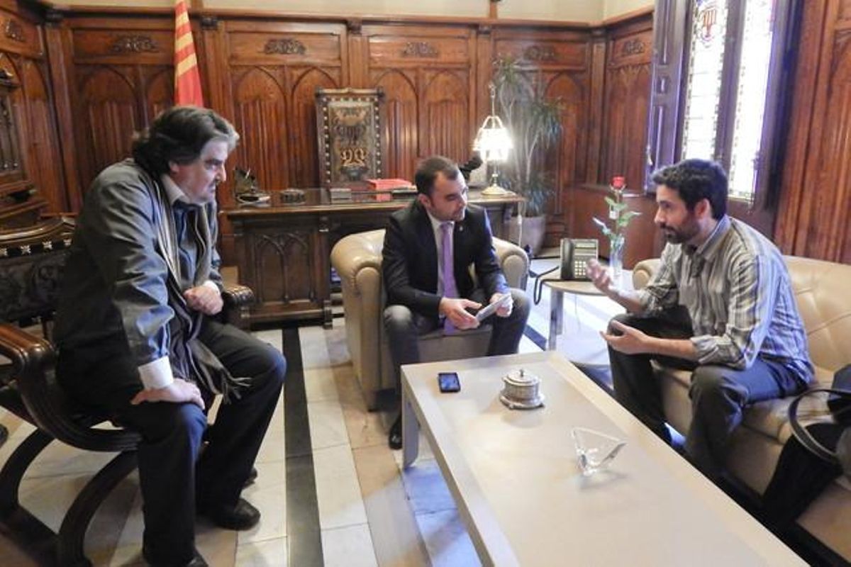 L’artista Juan Luis Rubio convida personalment l’alcalde Jordi Ballart al concert de presentació del seu nou disc. L’artista Juan Luis Rubio convida personalment l’alcalde Jordi Ballart al concert de presentació del seu nou disc.