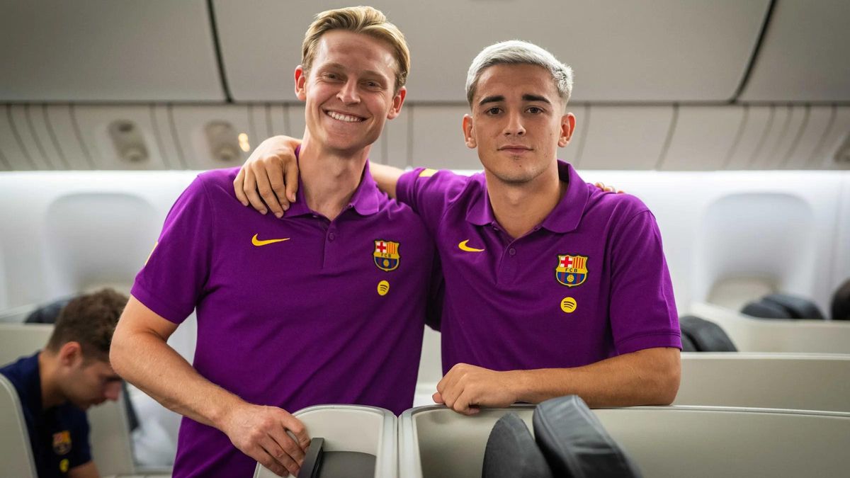 Frenkie de Jong y Gavi, en el avión del Barça camino de Japón.