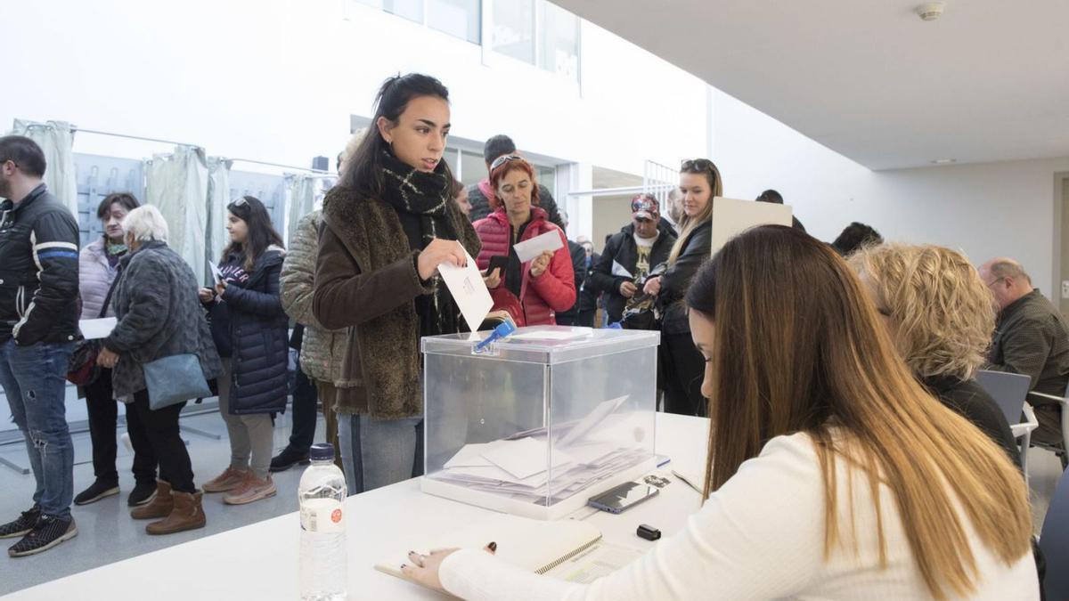 Primera consulta sobre les vaquetes, que es va celebrar el novembre del 2019 a la biblioteca | ARXIU/OSCAR BAYONA