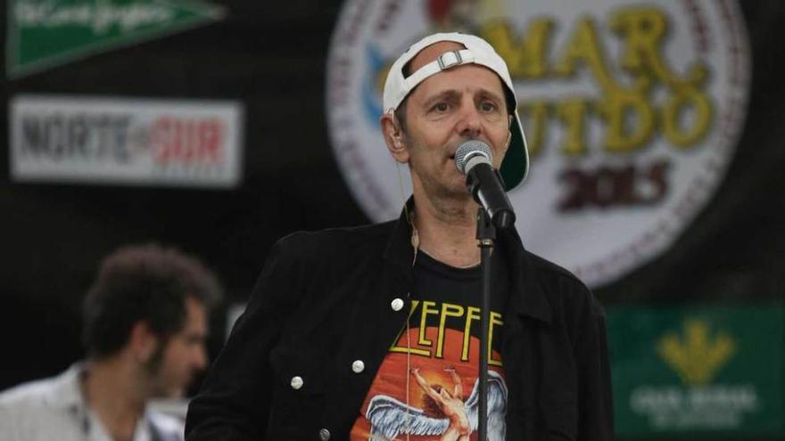 Alejo Stivel, ayer, durante la prueba de sonido en el parque del Muelle. r.s.