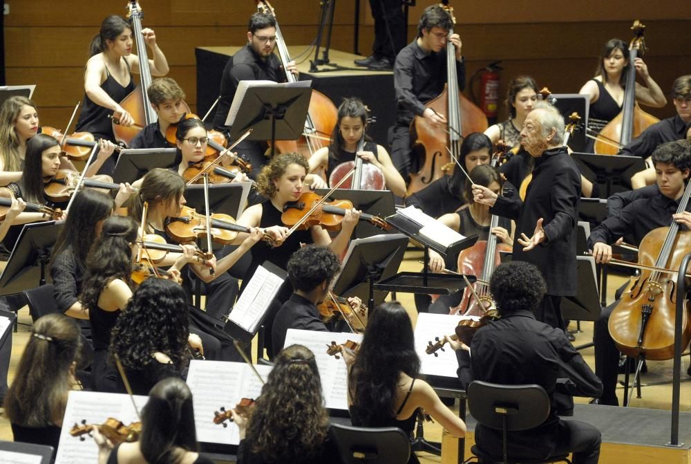 Zedda dirige a la Orquesta Joven de la Sinfónica