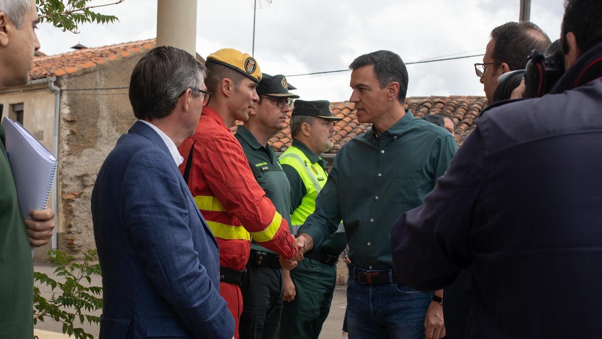 Pedro Sánchez saluda a un integrante de la UME.