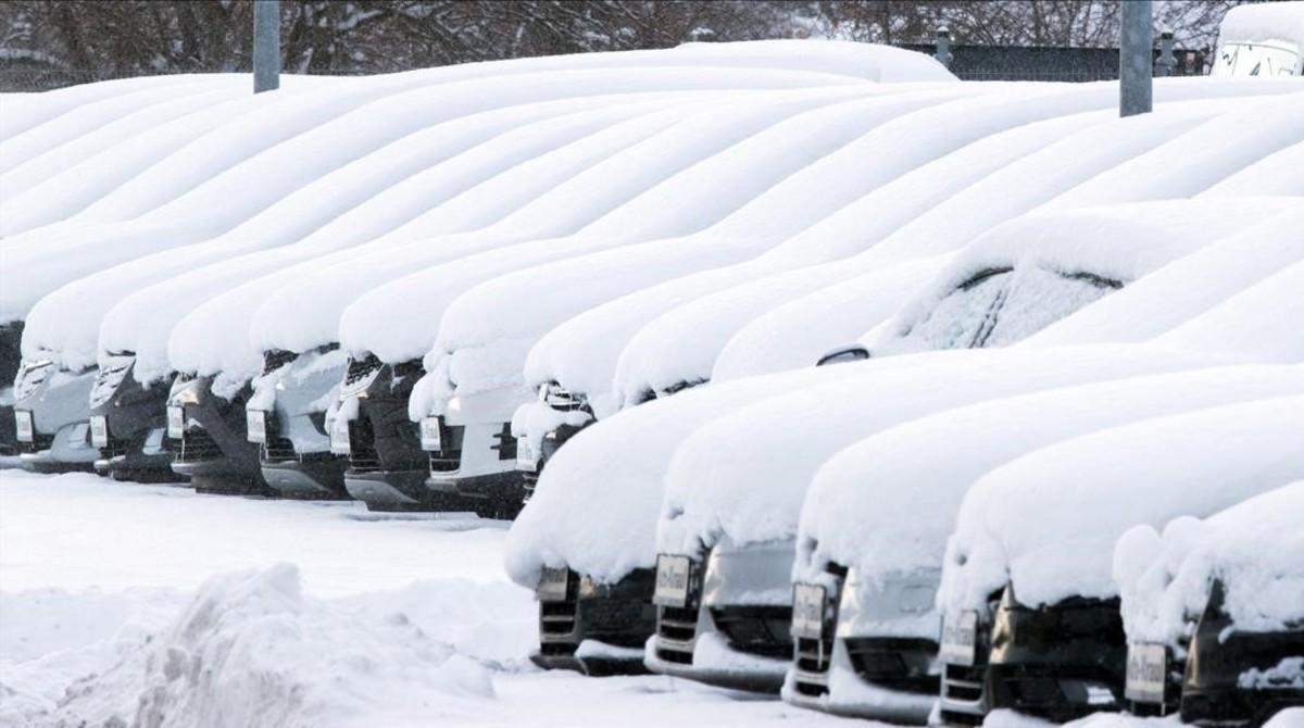 zentauroepp42322616 a thick blanket of snow lies on cars at a used car dealer in180226211030