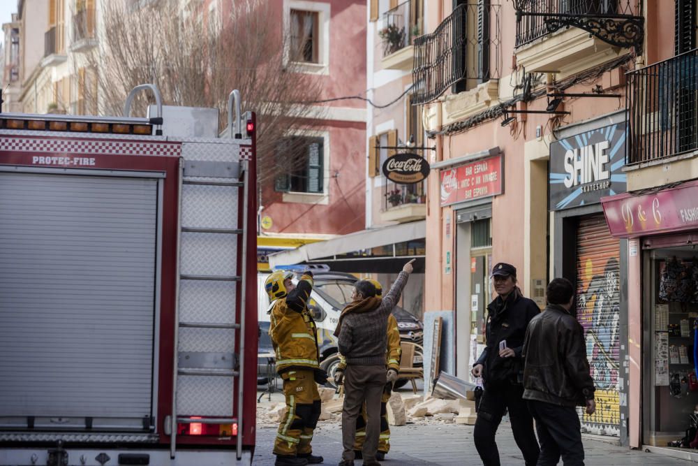 In der Fußgängerzone des Carrer Oms im Zentrum von Palma sind am Dienstagvormittag (14.2.) Steinblöcke dreier Balkone herabgestürzt. Ein 20-jähriger Kellner wurde leicht verletzt.