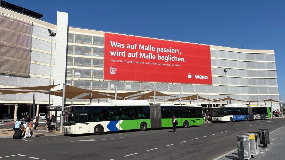 Das umstrittene Sparkassen-Plakat am Flughafen von Mallorca.