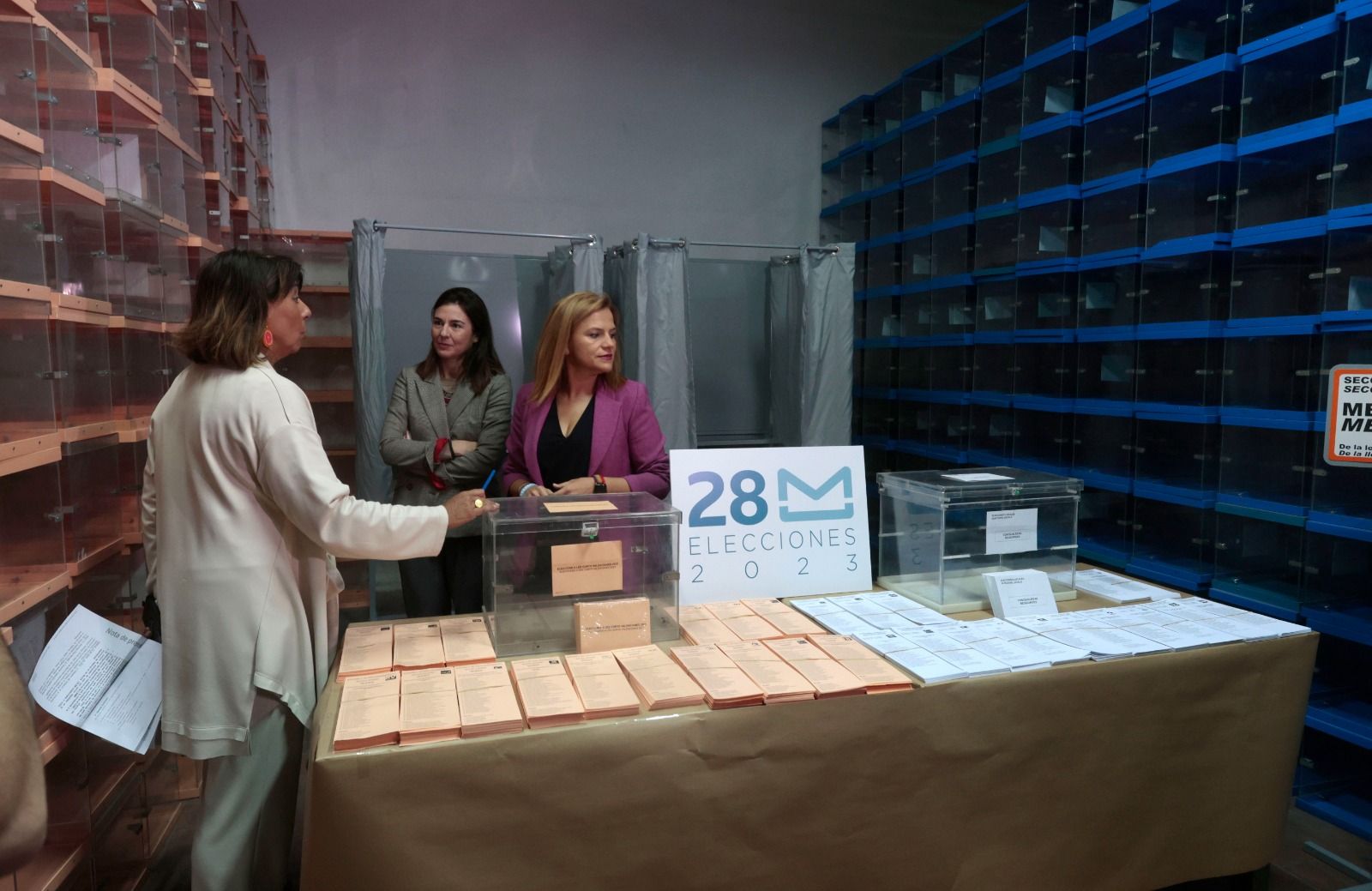 Dispositivo de preparación para el 28M en el almacén electoral de Delegación de Gobierno