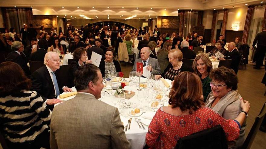 Mesa presidencial de la gala benéfica, con Luis Adaro, la alcaldesa Moriyón y otras autoridades.