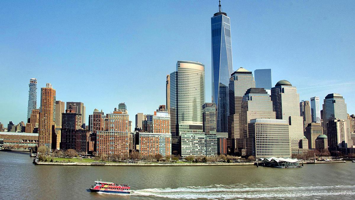 Vista de la ciudad de Manhattan (Nueva York) con un ferry surcando sus aguas.
