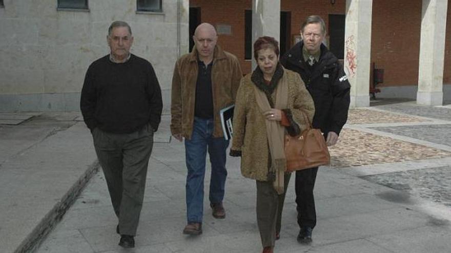 Tomás Carrión, alcalde de Alcañices (izquierda) e Ildefonsa Salgado, presidenta de Adata, junto a representantes suecos.