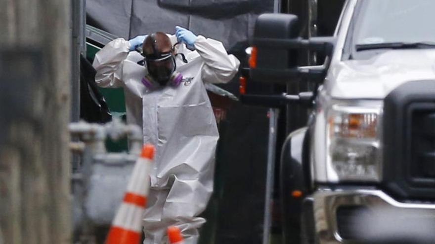 Un sanitario de Texas frente al piso de un afectado de ébola.