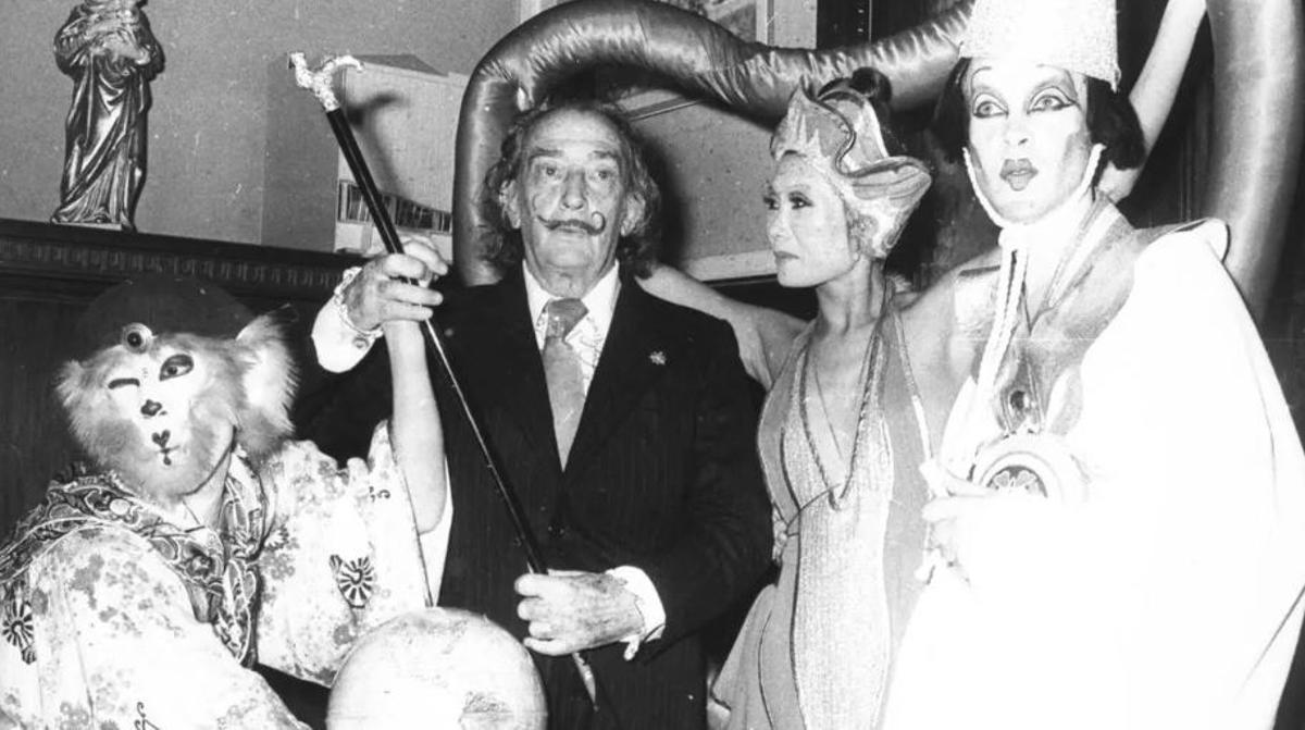 Salvador Dalí en una extravagant performance.