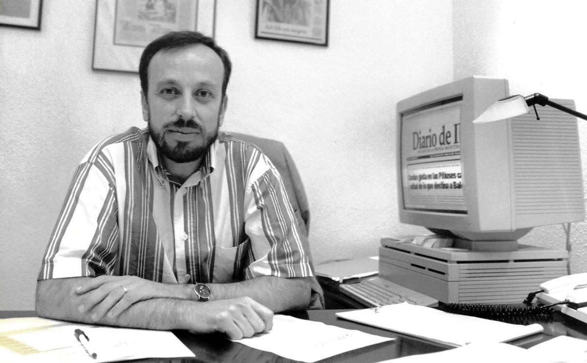 Joan Serra en su despacho durante su etapa de director de Diario de Ibiza. / D.I.