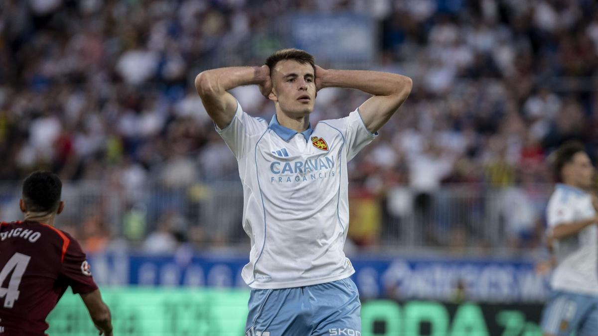 Bazdar, con las manos en la cabeza durante un duelo de este curso