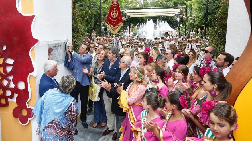 El teniente de alcalde Félix Romero inaugura la placa en homenaje a los impulsores de la Feria de Día de Marbella, Antonia Mata, Antonio Zurita, Antonio Alcalá y José Becerra.