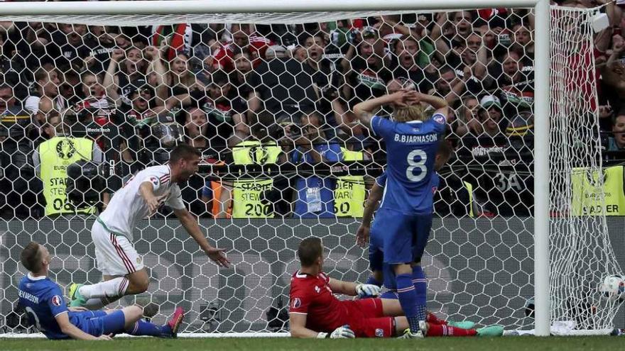 Momento del gol en propia puerta de Islandia.