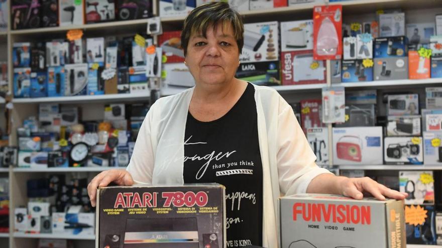 Soraya Aller, propietaria de Puerto Libre, con dos consolas Atari